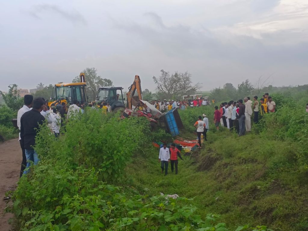 Daund News : टोमॅटोची वाहतूक करणारा ट्रॅक्टर ट्रॉली फाट्यामध्ये पडून तीन जणींचा मृत्यू ; सहा महिला जखमी..!!